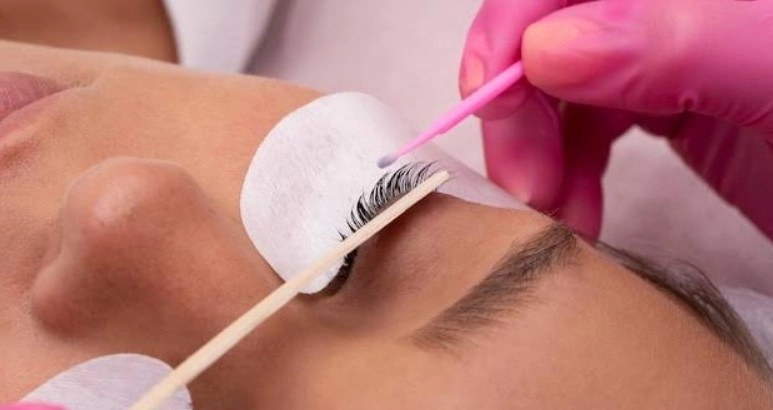 Eyelash lift and lamination application for final week wedding beauty touch up